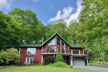 The Burgundy Dream Bed And Breakfast