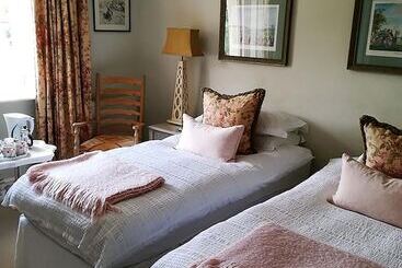 مبيت وإفطار Heron House