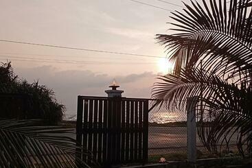 בית מלון כפרי Surf Forever