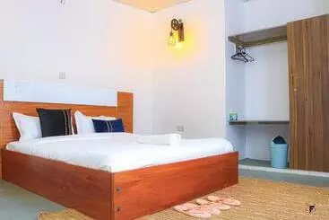 هتل Lakewalk Cabin