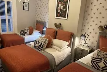تختخواب و صبحانه Maison Claire