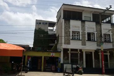 هتل Flores De Peten