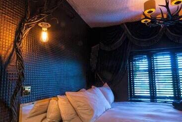 פנסיון Crazy Bear  Stadhampton