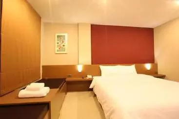 The Plubpla Serviced Apartment