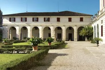 Hotelli Historic Venetian Style Castle In Piombino Dese With Pool