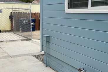 Hostel Whole Family   Barrette