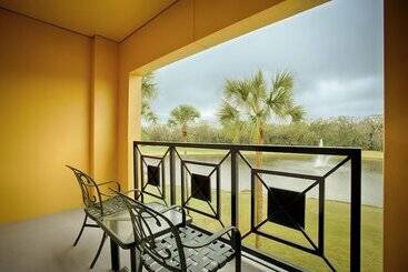 هتل Tampa Palms Country Club