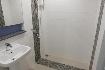 Eazy Motel B.a.n.g.n.a