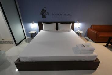 Eazy Motel B.a.n.g.n.a