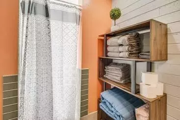 کلبه Bright & Cozy Mid Town Zen Yard Studio!