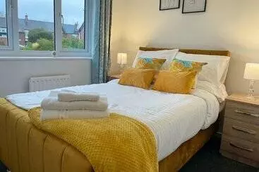 ペンション Beautiful 4 Bed Home With Free Parking