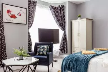 Residenssi North Central London House/ Sleeps8/garden/wifi