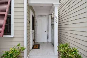 کلبه Amelia Home By Avantstay In Historic Old Town W/ Pool