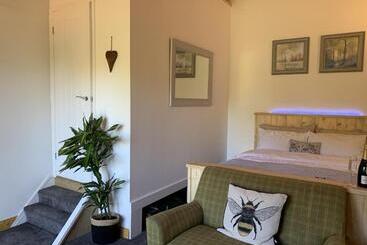 בית מלון כפרי The Farm Barn