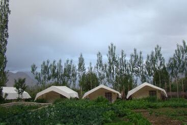 فندق Double Humped Camp   Hunder