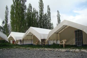 בית מלון כפרי Double Humped Camp   Hunder