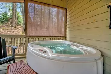 Mökkimajoitus Bear Hug Lodge   Charming Cabin In Coosawattee River Resort   Pet Friendly