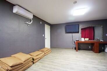 فندق على الطريق Muju Green