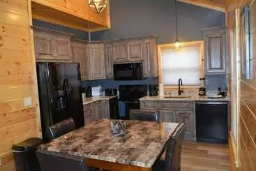 Mökkimajoitus Peaceful Family Cabin Near Fishing With Over 100 Acres Of Mountain And Field Trails To Explore! 2 Be