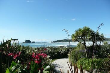 Курорт The Bay House Beachfront Accommodation