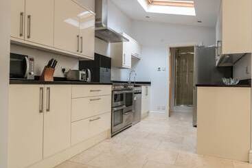 קוטג'' 33 Crescent Gardens