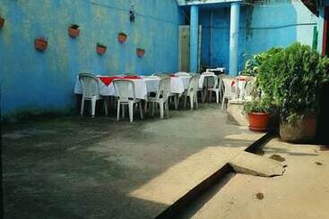 مسافرخانه Bar Y Restaurante Charlys El Viejo