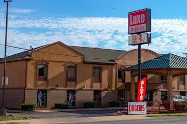 מוטל Luxe Inn And Suites