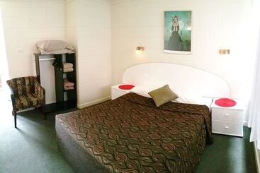 A & A Lodge Motel Emerald