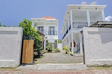 Отель Oyo 90525 White Guesthouse