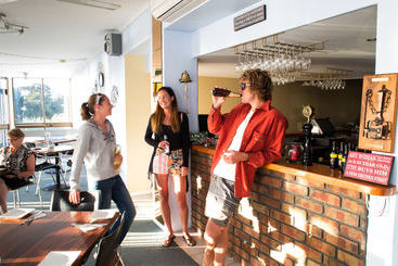 הוסטל Adventure Backpackers