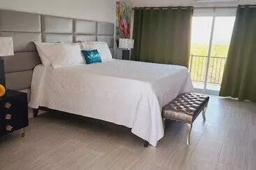 هتل آپارتمان Harbor Breeze Villas