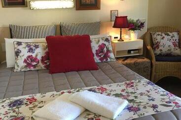 Airport Riverview Motel