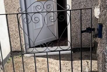 اقامتگاه Lovely 3 Bed House In Coventry Airbnb Property