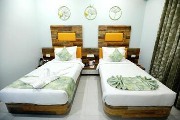 Hotel The Grand Ladhukara