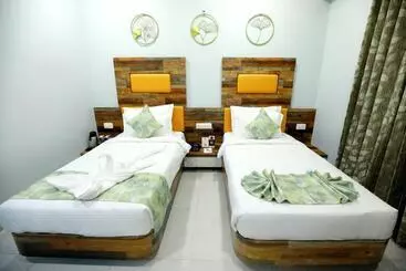 Hotel The Grand Ladhukara
