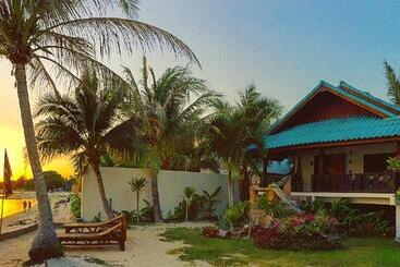 Pensió Three Rare & Private Front Beach Villas