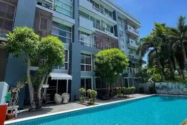 Dee Apartments