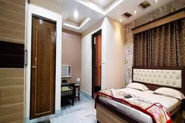 Staymaker Hotel Suraj Only Indian Citizens Allowed