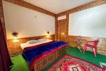 מלון דירות Tandav Hotel And Rooms