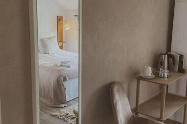 Отель Aurora Estate