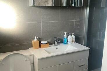 پانسیون Short And Long Night Stay   Very Close To Gatwick And City Centre   Private Airport Holiday Parking