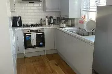 پانسیون Short And Long Night Stay   Very Close To Gatwick And City Centre   Private Airport Holiday Parking