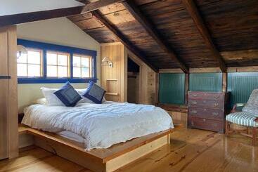 ホテル Magical Post And Beam Loft Downtown Newport!