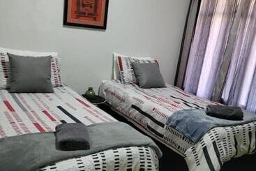 פנסיון 29b Zebra Street   Inhimwe Guesthouse