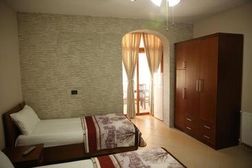 בית מלון כפרי Vila Ilir