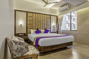 בית מלון כפרי Treebo Premium Savera Inn