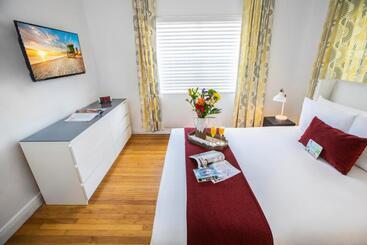 בית מלון כפרי Beachside All Suites