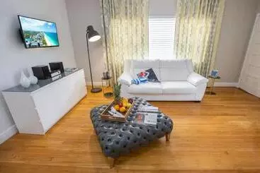 هتل Beachside All Suites