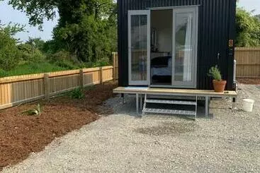 カプセルホテル Blackball Tinyhouses