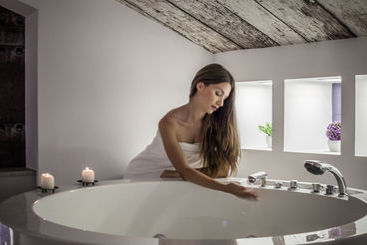 فندق Emphasis Suites & Rooms